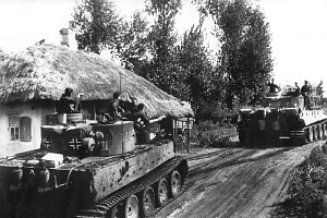 Колонна танков «Тигр» (Pz. Kpfw. VI Ausf. E «Tiger») 3-й роты 503-го тяжелого танкового батальона (Schwere Panzer-Abteilung 503) движется по деревенской улице в ходе операции «Цитадель».