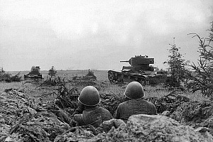 Танки Т-26 советской 105-й танковой дивизии атакуют немецкие позиции, конец июля 1941