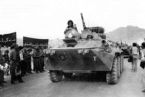БТР-80 одной из мотострелковых частей 40-й армии на марше из Джалалабада в Кабул. Афганистан май 1988 года.