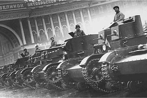 Легкие пехотные танки Т-26 перед парадом на площади имени Урицкого (ныне Дворцовая). Ленинград, 1 мая 1933 года
