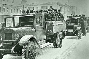 Sovetskie-boytsy-na-gruzovikakhZIS_5-otpravlyayutsya-na-front.1941g.-Moskva.