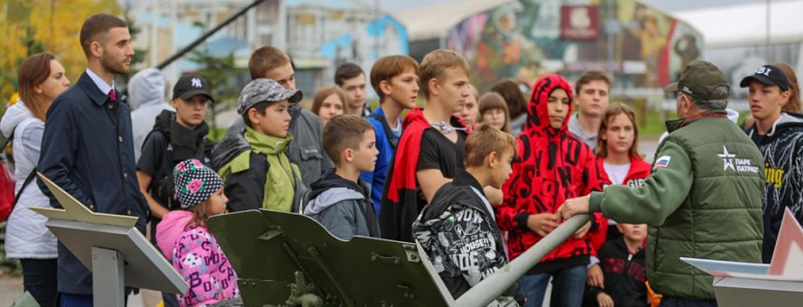 Группа детей из освобожденных территорий Донбасса посетила парк "Патриот" с экскурсией