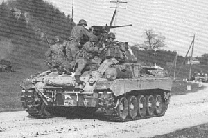 Американский легкий танк M24 «Chaffee» с десантом на