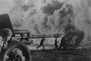 Советский артиллерист наблюдает за атакой пехоты у 76-мм пушки ЗиС-3