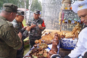 «Судья от КНР дегустирует блюда русской кухни на конкурсе «Полевая кухня». Полигон «Алабино» (Россия), 2016 г.»