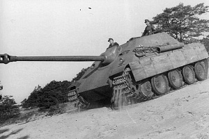 Немецкая тяжелая САУ Ягдпантера из 654-го батальона истребителей танков с экипажем на марше.