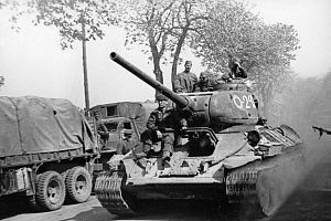 Cредний советский танк Т-34-85 7-го Гвардейского танкового корпуса СССР1 в 1945.