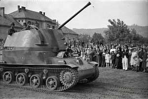 40M-Nimrod-na-glavnoy-ploshchadi-poselka-Dorog-1942g.-Vengriya.