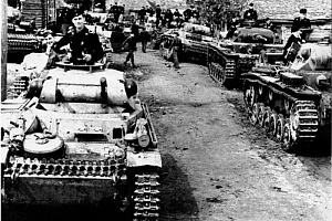 Немецкие танки в районе Ржева, 1941 год. Слева — легкий танк PzKpfw II, справа — средние танки PzKpfw III