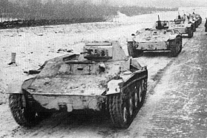 Колонна танков Т-60 на марше под Москвой, зима 1941г.