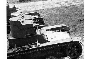 Двухбашенный танк Т-26 ( с пулеметно-пушечным вооружением) на маневрах . Московский военный округ, 1934 год