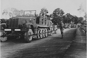 Немецкий полугусеничный тягач Sd.Kfz. 7 транспортирует 150-мм тяжелую полевую гаубицу  sFH 18 (15 cm sFH 18) по мосту на Восточном фронте
