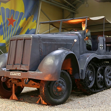 Тяжелый полугусеничный артиллерийский тягач 12t Тур (Sd.Kfz.8)