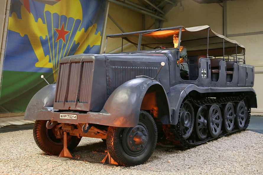 Тяжелый полугусеничный артиллерийский тягач 12t Тур (Sd.Kfz.8)