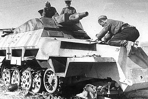 Поврежденную и брошенную БРМ Sd.Kfz.251.9 осматривают бойцы Красной Армии, лето 1943г