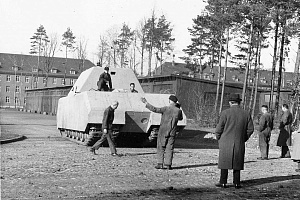 Немецкий опытный сверхтяжелый танк «Маус» на ходовых испытаниях