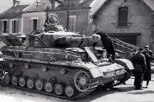 PanzerKampfWagen-IV-v-kontse-Vtoroy-mirovoy-voyny.-Kontrolnyy-osmotr-mezhdu-boyami.