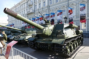 ISU_152M-vystavka-na-Sapozhkovskoy-ploshchadi-2015g.