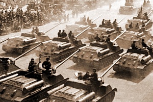 Колонны СУ-100 на исходном рубеже перед выходом на Красную площадь для участия в Параде Победы, 24 июня 1945 года.