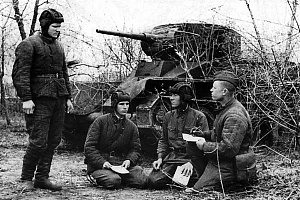 Tankista-Pavla-SHitkina-prinimayut-v-komsomol.-Na-zadnem-plane-tank-BT_5-iz-133_y-tankovoy-brigady-YUZF_-aprel-1942-g.-_RGAKFD_.