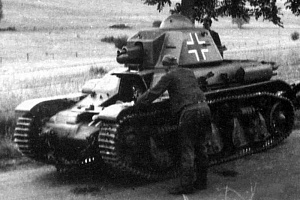 R35, июнь 1940г. танк перекрасили, нанесли тактические обозначения Вермахта. В таком виде он пошел в бой против прежних хозяев - французов.