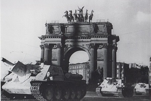 САУ СУ-122 направляются на передовую; Нарвские ворота в Ленинграде