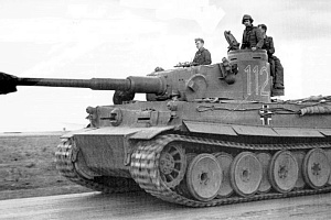 Танк Тигр Pz.Kpfw. VI Ausf. E Tiger 501-го тяжелого танкового батальона Schwere Panzer-Abteilung 501 вермахта на марше. Машина была произведена одиннадцатой по счету Fgst.Nr. 250012 и поступила в батальон в октябре 1942 года.