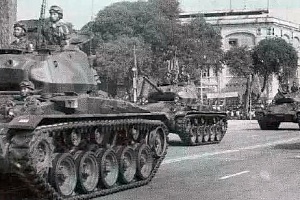 Южновьетнамские танки M24 «Chaffee» на параде в Сайгоне