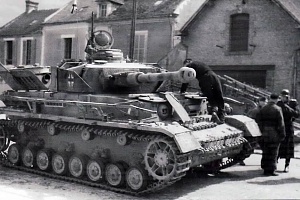 PanzerKampfWagen ІV в конце Второй мировой войны. Контрольный осмотр между боями.