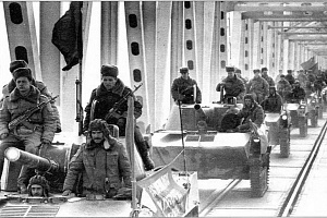 Самоходные артиллерийские орудия 2С9 «Нона-С» в колонне советских войск, покидающих Афганистан. Термез, 7 февраля 1989 года