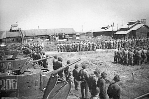 Танки Т-26 и красноармейцы во время построения на площади города Сикука (в настоящее время город Поронайск в Сахалинской области) на Южном Сахалине, 1945