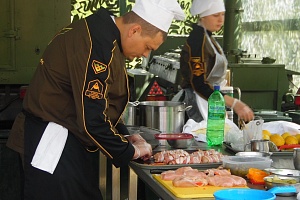 «Приготовление блюд по произвольной рецептуре командой Российской федерации на конкурсе «Полевая кухня».  Полигон «Алабино» (Россия), 2017 г.»