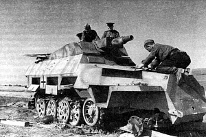 Красноармейцы изучают подбитый немецкий бронетранспортер Sd.Kfz.2519. Воронежский фронт, лето 1943 года