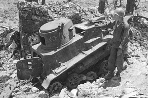 amerikanskiy-soldat-okolo-yaponskogo-tanka-Tip-94.-Okinava.-1945g.