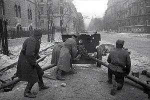 Raschet-sovetskogo-76_mm-orudiya-ZiS_3-vedet-ogon-na-ulitse-Budapeshta
