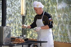 «Приготовление блюд по произвольной рецептуре участником команды от Российской Федерации на конкурсе «Полевая кухня».  Полигон «Алабино» (Россия), 2016 г.»