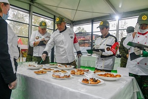 «Судейская комиссия конкурса «Полевая кухня» оценивает качество выпеченных хлебобулочных изделий. Полигон «Алабино» (Россия), 2020 г.»