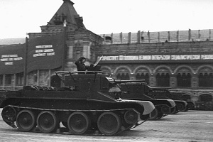 Radiynye-tanki-BT_5-na-parade.-Moskva_-7-noyabrya-1936-god