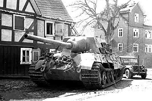 Ягдтигр брошенный экипажем в одном из населенных пунктов , апрель 1945Г.