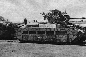 Matilda-III_-buksiruet-povrezhdennyy-bombardirovshchik-Bristol-Beaufort.-V-takoy-svoeobraznyy-kamuflyazh-byli-vykrasheny-tanki_-nesshie-sluzhbu-na-Malte.-1941-god