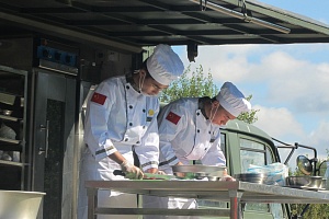 «Приготовление блюд по произвольной рецептуре участниками команды КНР на конкурсе «Полевая кухня».  Полигон «Алабино» (Россия), 2016 г.»