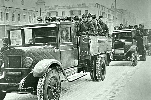 Советские бойцы на грузовикахЗИС-5 отправляются на фронт.1941г. Москва.
