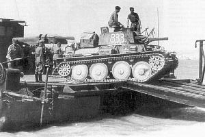 Nemetskiy-tank-cheshskogo-proizvodstva-Pz.38_t_-vygruzhaetsya-s-samokhodnogo-paroma-tipa-_Zibel_.-Krym_-1942-god.