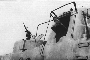 Командир мотоброневагона МБВ № 2 выглядывает из люка командирской рубки