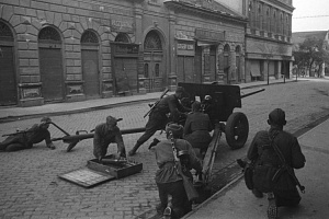 ЗИС-2 с расчётом на улицах Будапешта, январь 1945г.