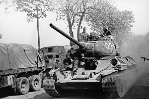 Credniy-sovetskiy-tank-T_34_85-7_go-Gvardeyskogo-tankovogo-korpusa-SSSR1-v-1945.