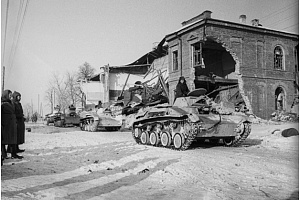 Колонна танков Т-60 в освобожденном Юхнове. Март 1942г.