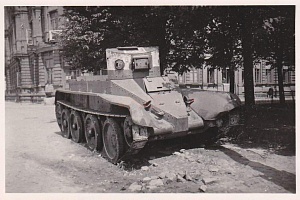 Подбитый танк БТ-2 в Полтаве. 1941г.