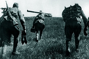 Raschet-82_mm-batalonnogo-minometa-menyaet-pozitsiyu