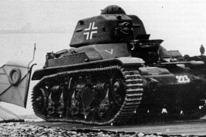 Легкий танк R 35 из состава 336-й пехотной дивизии, июль 1940г. танк в ходе тренировки планировавшейся десантной операции Морской Лев.